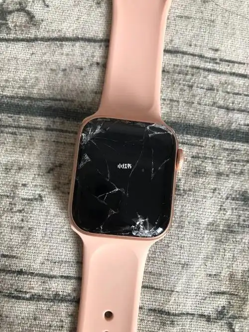 扣子手表就直接掉地上摔碎了才刚拿到手一个月真的好伤心啊92#watch
