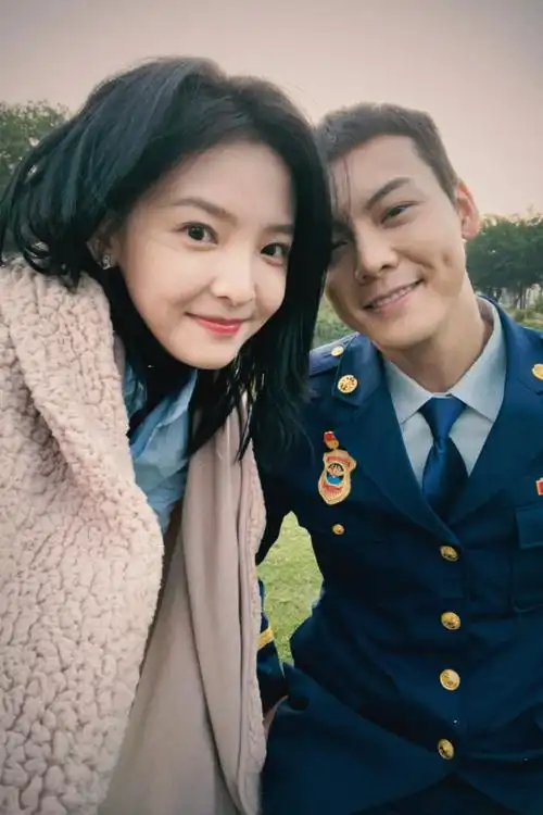 章若楠发了和陈伟霆的合照#真的没有人可以拒绝这种随拍的照片,可可