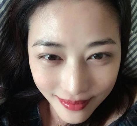 妆前妆后差别小!50岁周海媚素颜自拍照肤白唇红宛如少女