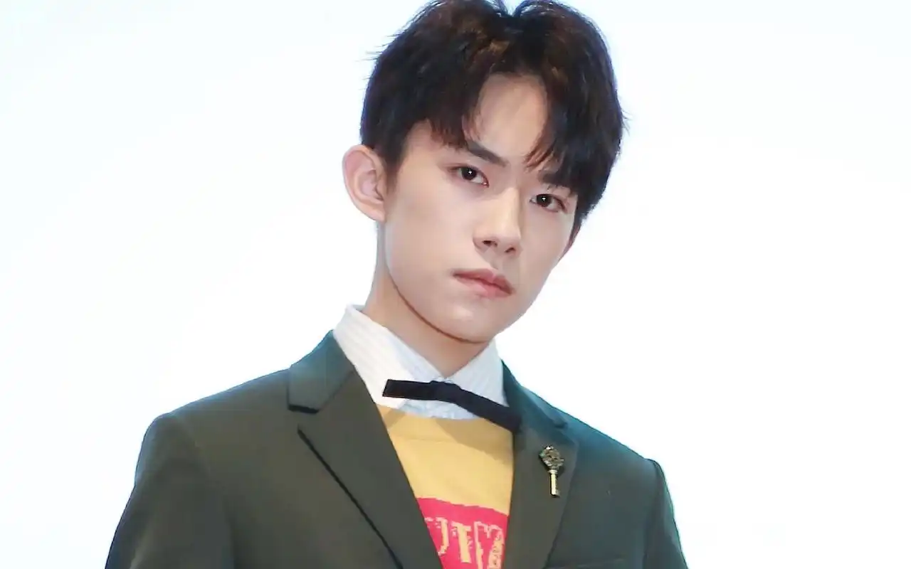 易烊千玺绿色西装帅气高清写真图片壁纸