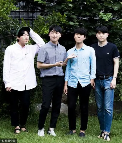 韩国组合boys in the kitchen受访 各摆酷姿青春洋溢