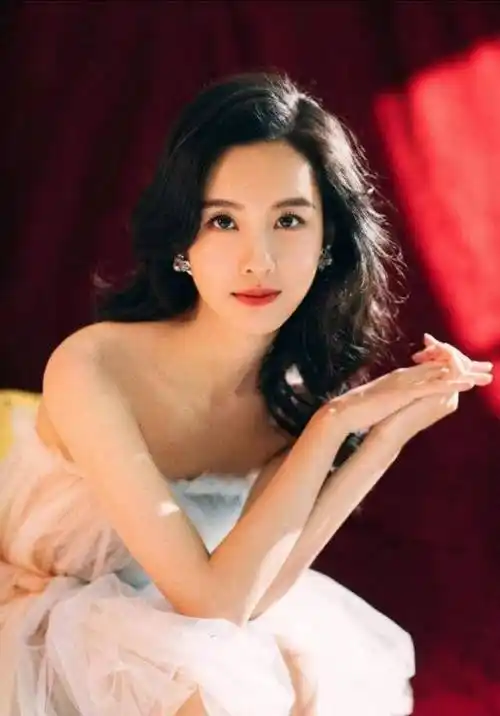 张予曦成为港风美少女的首要首则:不是红唇,而是卷曲浓密的秀发_头发