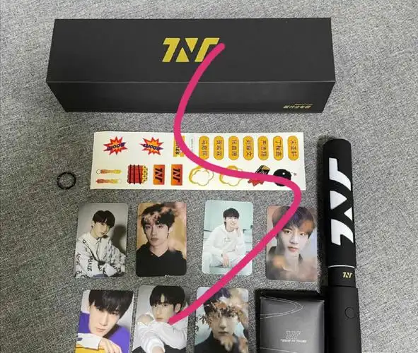 超话≥7周边内容:1.官方应援棒*12.马嘉祺台历*13.