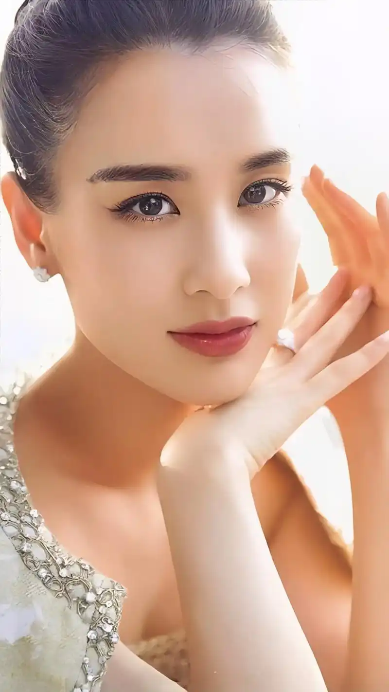 黄圣依,1983年出生于上海,内地女演员,歌手,商人 - 抖音