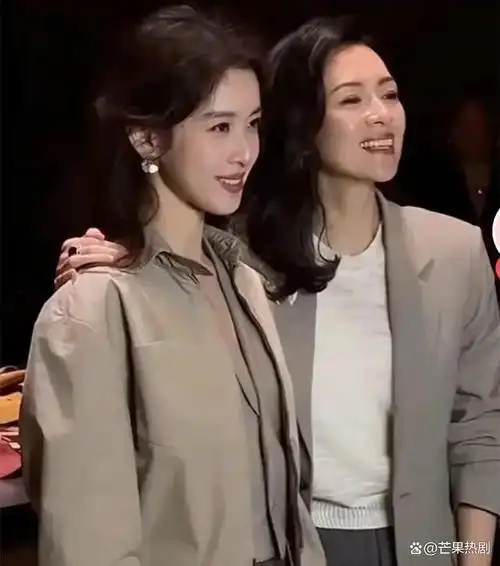 好现实!45岁章子怡与30岁章泽天同框,一个低眉顺眼一个气定神闲