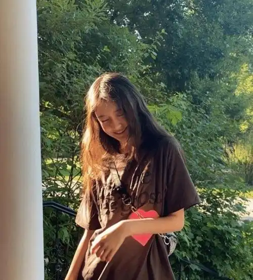 李嫣穿搭大胆染黄发生日会规模奢华网友王菲心真大