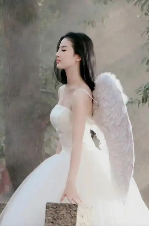 刘亦菲羽翼天使造型旧照释出仙气十足