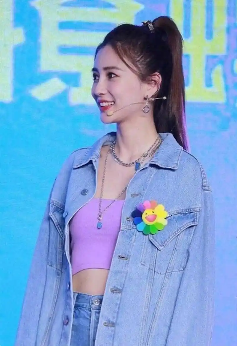 angelababy真是太美了,她穿着牛仔外套和短裤,展示了她的美腿,还戴着