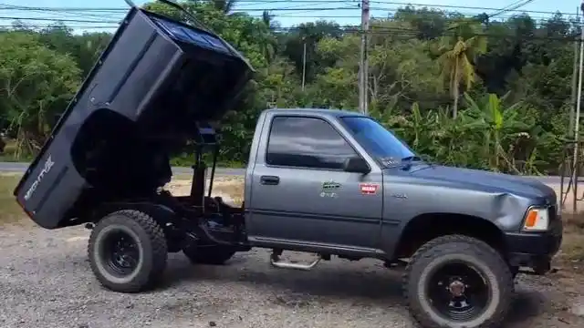 皮卡改装的自卸车,挖掘机两斗装满,试试自卸功能怎么样