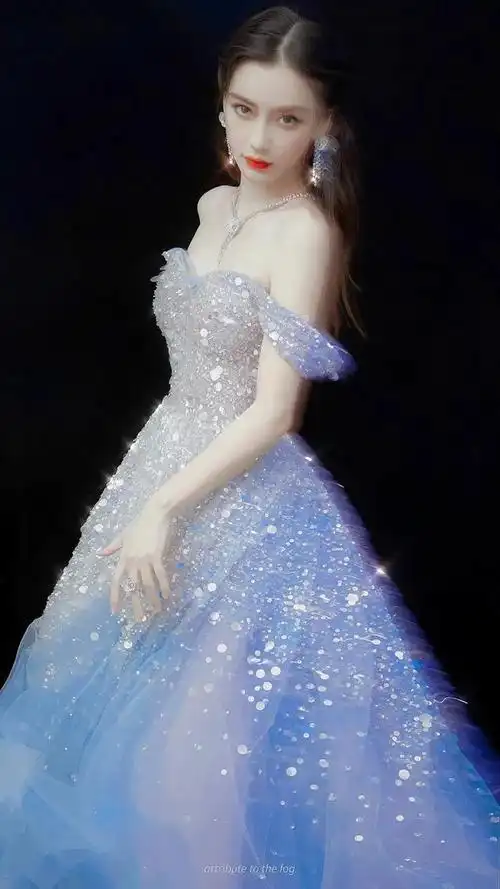 杨颖化身精致小公主,每一套连衣裙很抢眼_网易订阅