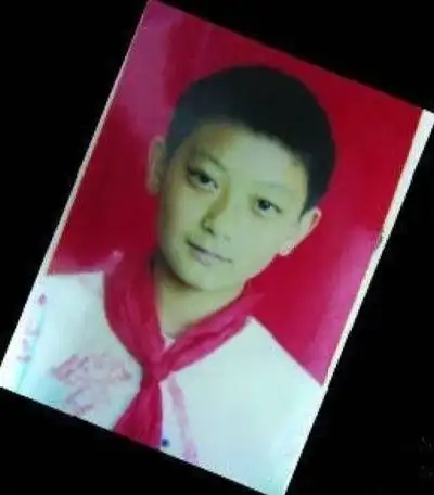 黄子韬最美童年照大眼招风耳尖下巴憨厚可爱从小气质就不一样