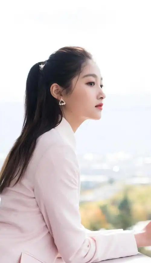 成熟小花关晓彤