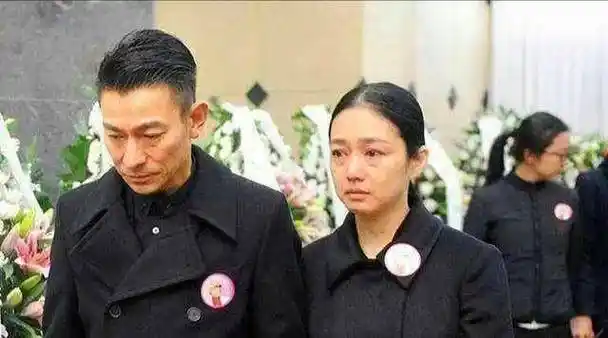 刘德华牵着妻子和女儿的手现身父亲葬礼_家庭_刘向_男人