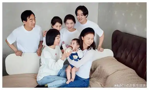 王珞丹难得公开全家福一家七口超有爱元宵节全家出镜