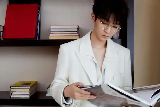 王俊凯白西装墨镜造型