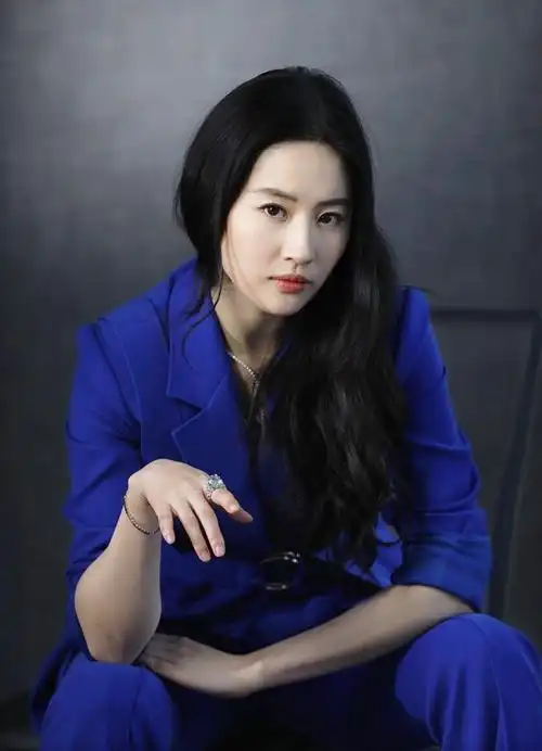 刘亦菲蓝色西服干练写真图片13