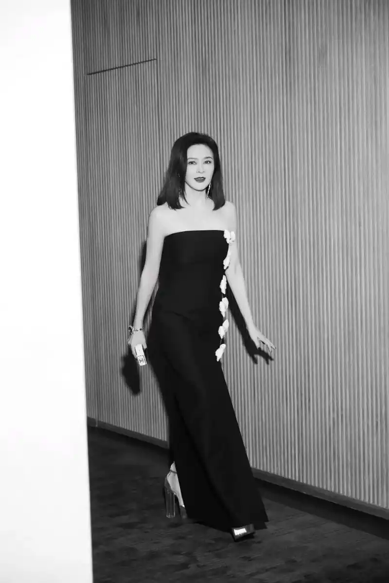 完美身材 #关之琳  - 抖音