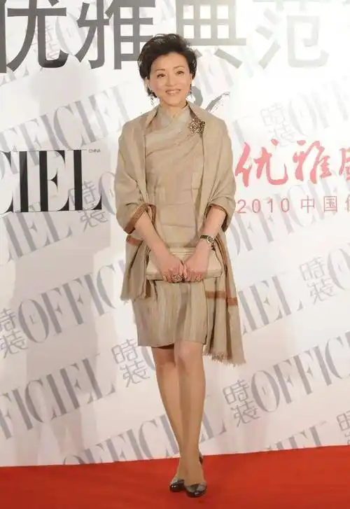 原创52岁杨澜罕见看秀一袭黑色连衣裙配黑丝袜高级优雅美得惊艳