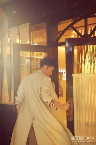 李晨留起胡子化身儒雅绅士,大黑牛2018要变型了?