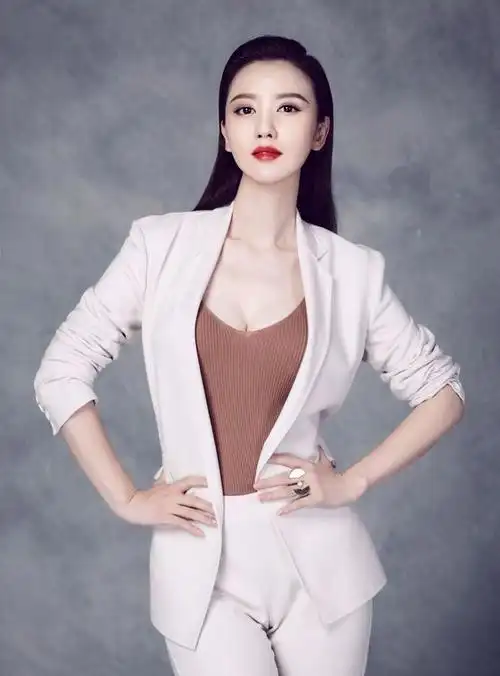 敢说不迷人!看看张萌早期的写真,性感与干练相融,透出独特气质