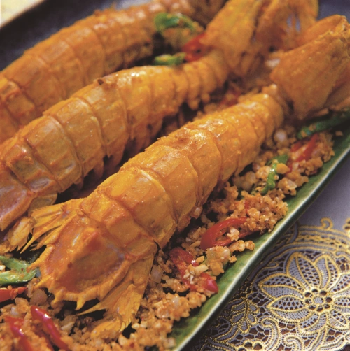 在广州吃正宗粤菜,品尝啫啫煲和老火靓汤,特色海鲜菜也值得回味