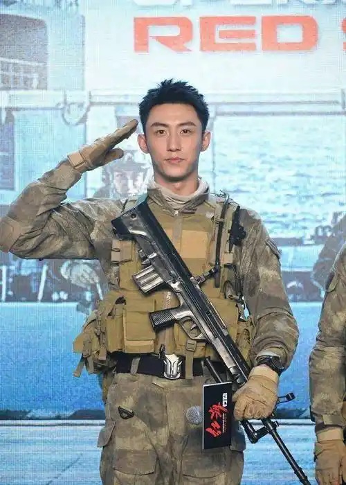 亲爱的戎装》即将霸屏,成为经典,超越《太阳的后裔》指日可待_黄景瑜