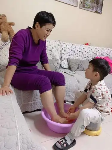 (晁浚铭宝贝为奶奶洗脚,祖孙的对视,笑容满面,有趣的聊天就是一副画