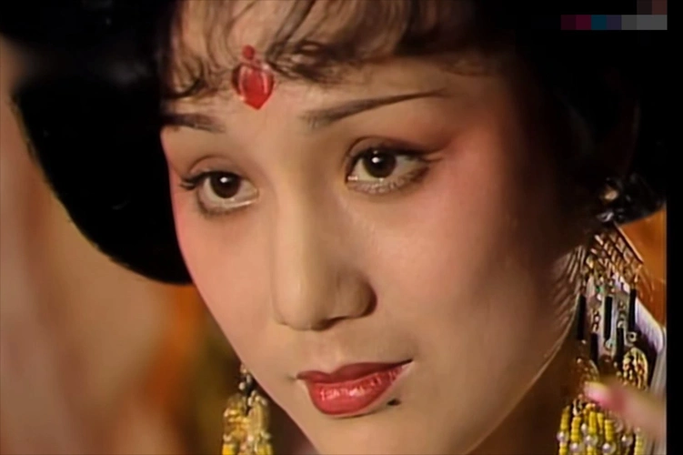 在得了癌症之后,李建群整个人消瘦很多,再也没有年轻时的那份光彩和