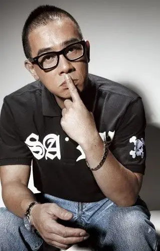 陈小春经纪人 陈小春经纪公司 陈小春出场费 陈小春代言费 陈小春联系