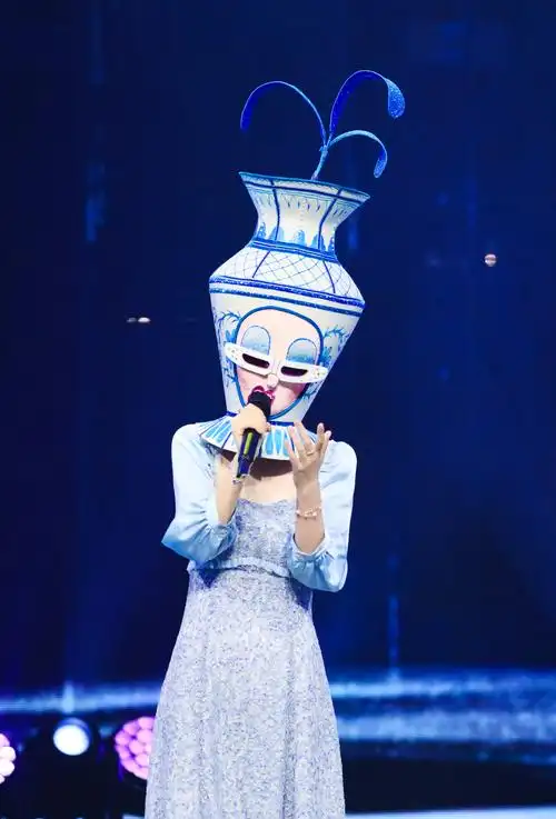 《蒙面唱将猜猜猜》李克勤谭晶王祖蓝周觅惊喜揭面 "花瓶"与"糖"悬念