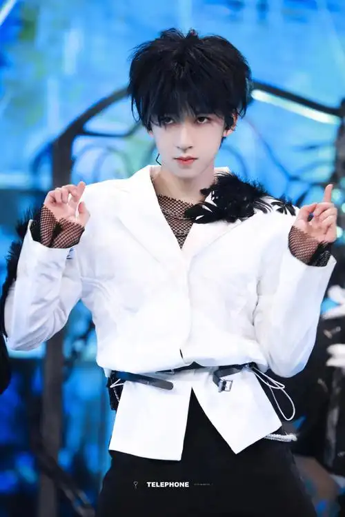 贺峻霖把衣服跳炸开了