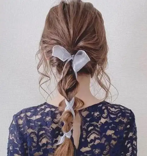 日系风格的编发造型示范,编发时加氟蓝色的丝带,整个造型十分别致耐看