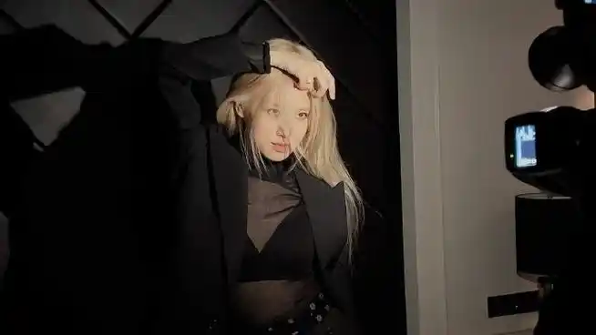 朴彩英晒对镜自拍