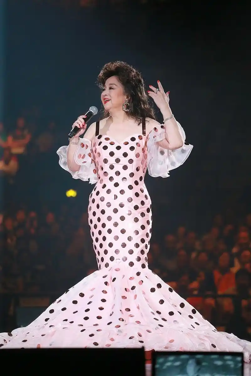 近日,已经74岁的#徐小凤再次成为大家关注的焦点,她在一场演出中演唱