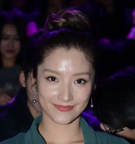 还记得09年快乐女声潘辰吗她现在美得不像话