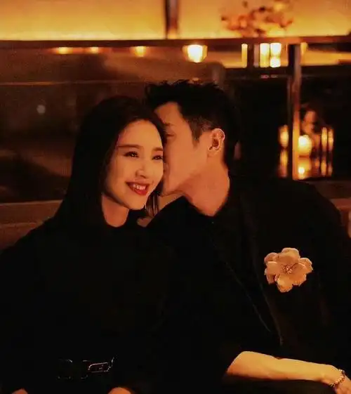 李沁和唐艺昕聚餐吃火锅,张若昀帮拍照,糖糖穿露脐装少女感十足