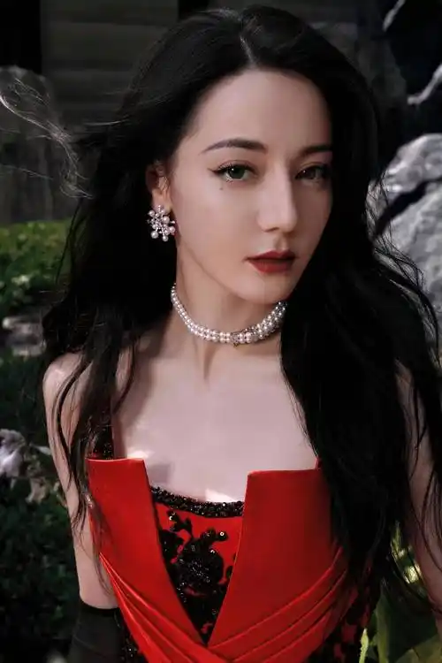 迪丽热巴火焰红裙上热搜,摄影师惨遭粉丝吐槽以后不用合作了_造型