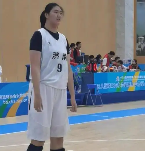 张子宇的父母都是职业篮球运动员出身,父亲身高达到2米13,母亲是前