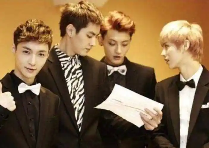 张艺兴缺席归国四子重聚,引发网友吐槽,被拍到凌晨三点仍在录音