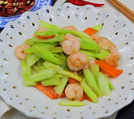 减脂好搭档西芹炒虾仁清脆爽口营养丰富荤素均衡