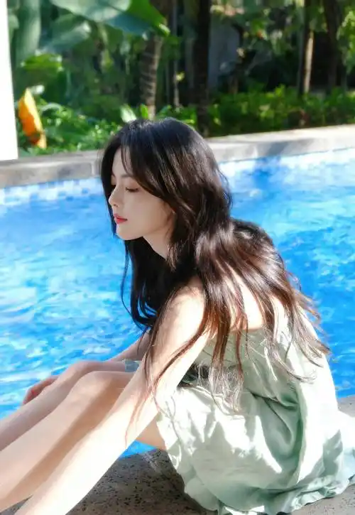 杨超越泳池写真,身穿吊带短裙紫色内衣,清纯可人,妩媚性感_照片_显得