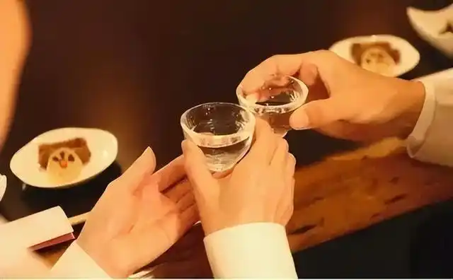 双手敬酒握杯姿势,握酒杯的姿势(为什么要"左手"拿杯子)
