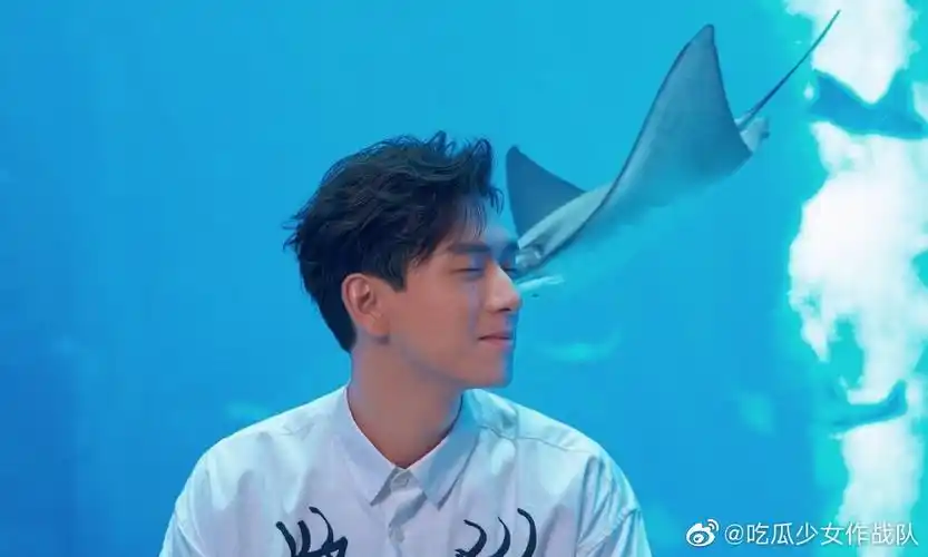 李现被鱼亲吻的照片作为两千万粉丝福利,你可吗?