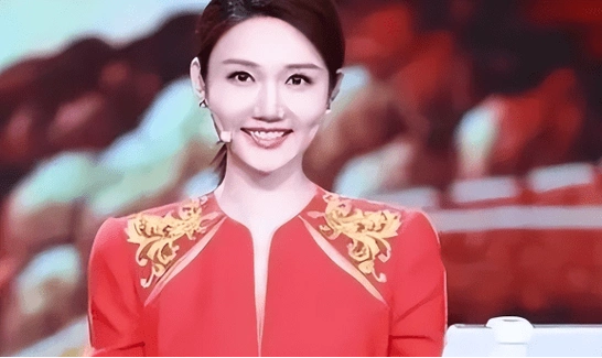 看到湘妹子龙洋的素颜不得不佩服春晚化妆师的鬼斧神工