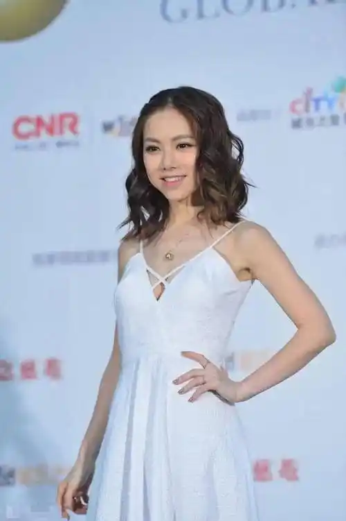 邓紫棋个子小却丰满穿白裙也藏不住凹凸感身材比例太优越