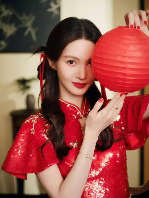 金晨着红裙摇曳生姿,玲珑曲线邂逅东方韵味,美出新高度