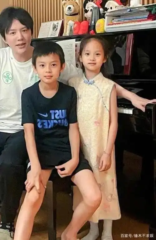 邓超一儿一女长大了10岁儿子太帅气7岁女儿却接地气