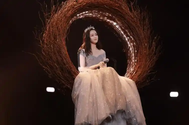 原创迪丽热巴亮相晚会梦幻公主裙高贵奢华这面部纹理我没眼花