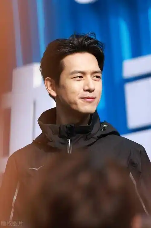 李现出席成都活动,现场亲切微笑帅气发言