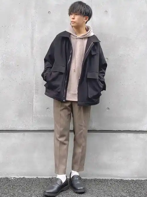 腿短的男生穿什么裤子(男生黑色外套搭配什么颜色的裤子)